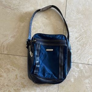 Navy Samsonite travel bag. Great carry on